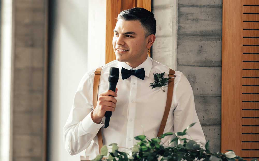Best man håller tal på bröllop