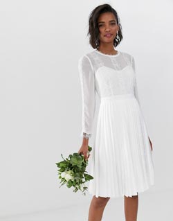 Kort brudklänning med plisserad kjol
