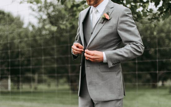 Brudgum klädd i kostym