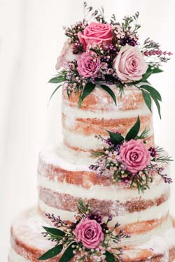Bröllopstårta med blommor