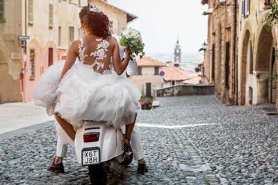 Brudpar åker moped efter bröllop