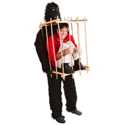 Gorilla bär bur med person i - maskeraddräkt