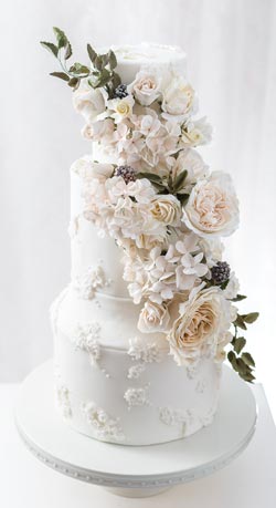 Bröllopstårta med blommor